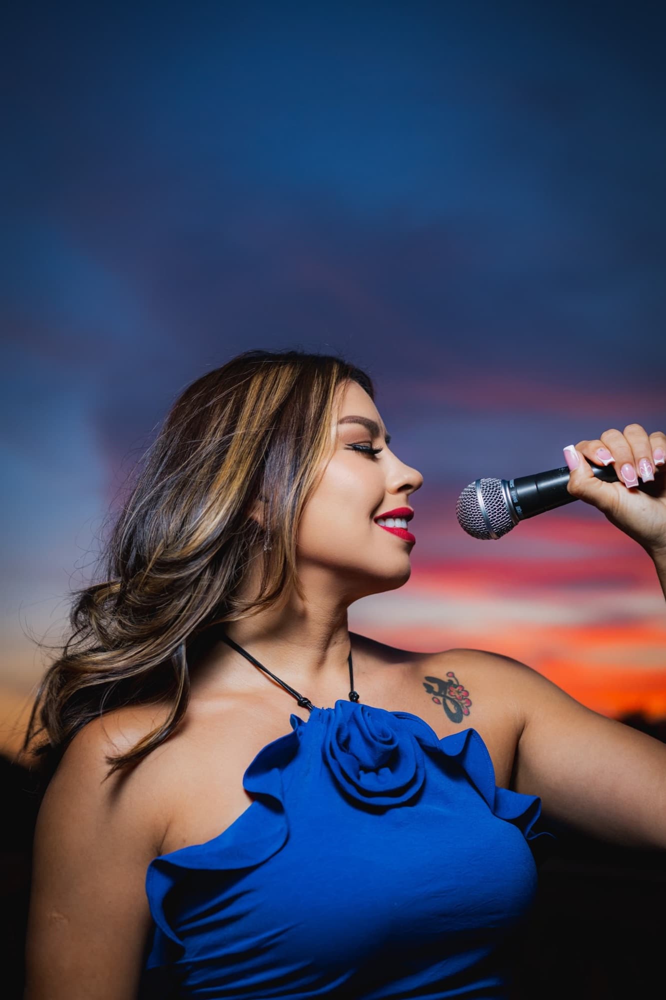 Astra vocalist singing at sunset in Aruba
